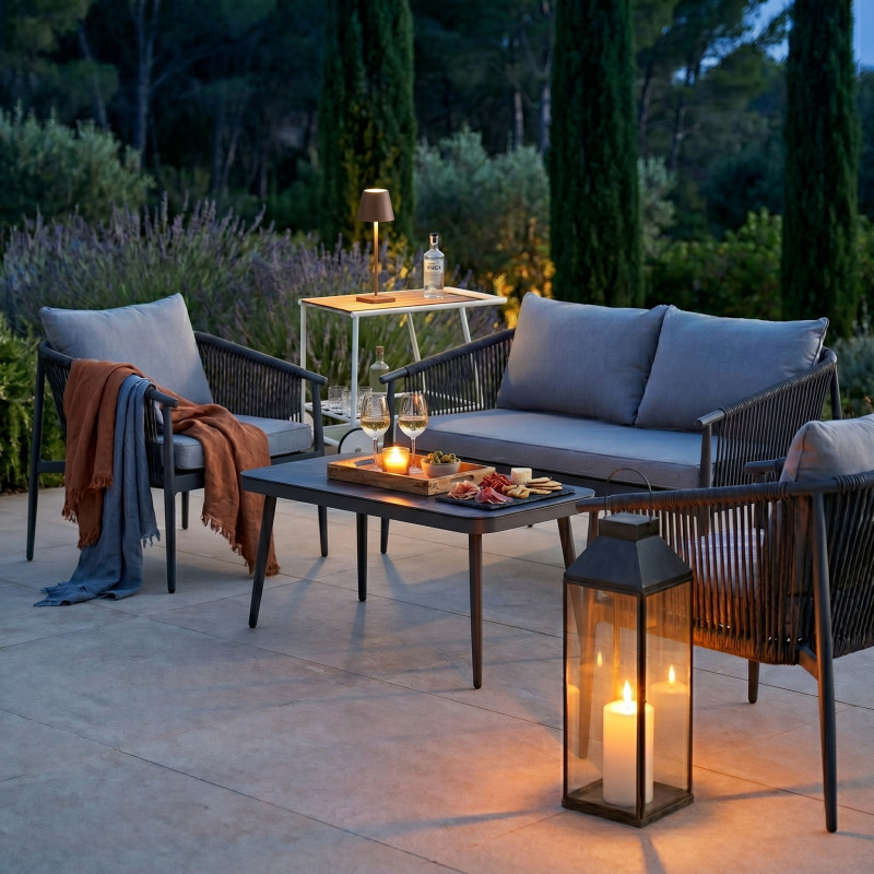 Aperitivi all’aperto: come creare atmosfera in terrazzo con lanterne, cuscini e carrelli da esterno