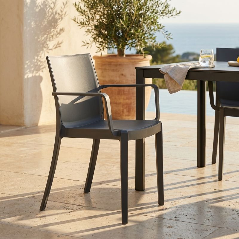 VICTORIA - poltrona in resina impilabile da esterno e interno