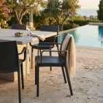 VICTORIA - poltrona in resina impilabile da esterno e interno