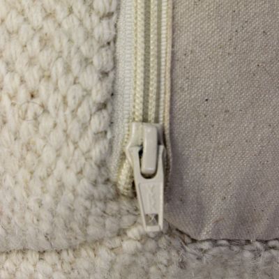 MIRANDA - pouf in lana avorio con decoro 40 x 40