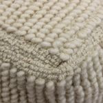 TESSA - pouf in lana avorio con decoro 40 x 40