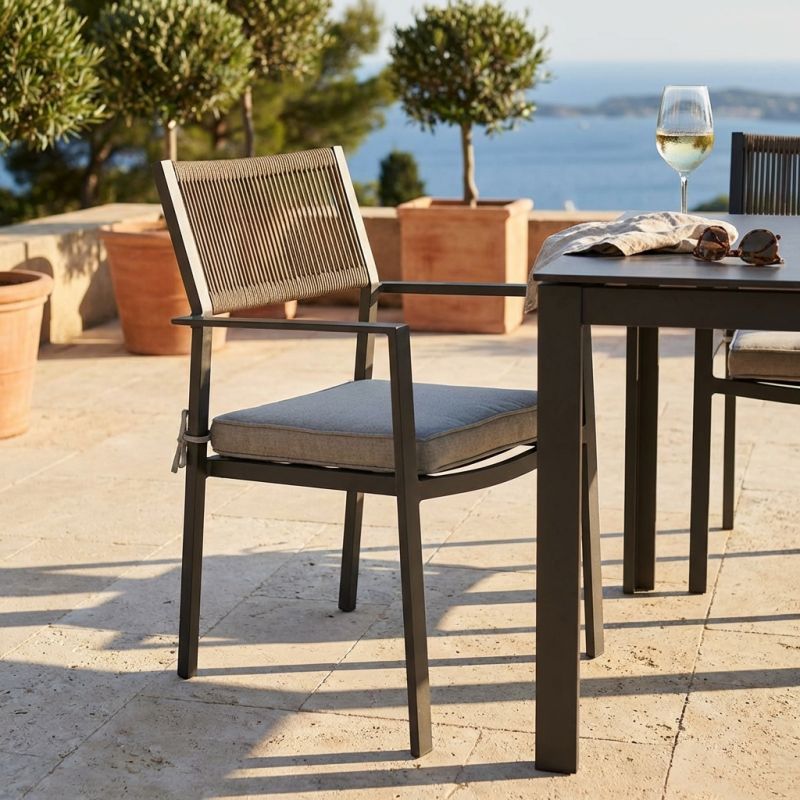 CONGA - poltrona impilabile con struttura in alluminio bianca, taupe o antracite