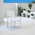 IMPACTO - poltrona impilabile in alluminio bianco o antracite con braccioli effetto legno