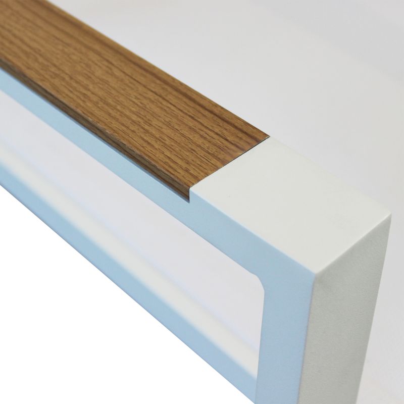 IMPACTO - poltrona impilabile in alluminio bianco o antracite con braccioli effetto legno