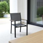 IMPACTO - poltrona impilabile in alluminio bianco o antracite con braccioli effetto legno