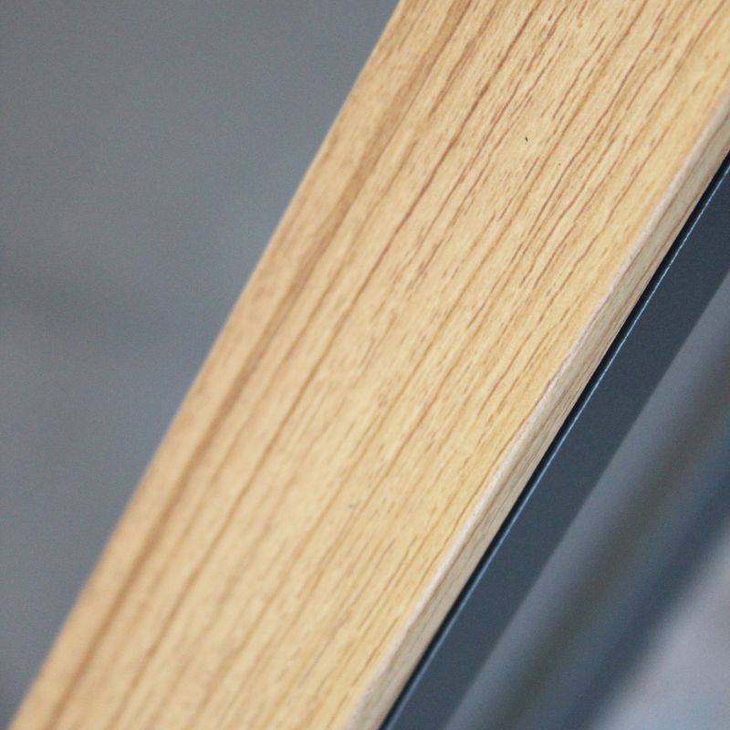 IMPACTO - poltrona impilabile in alluminio bianco o antracite con braccioli effetto legno