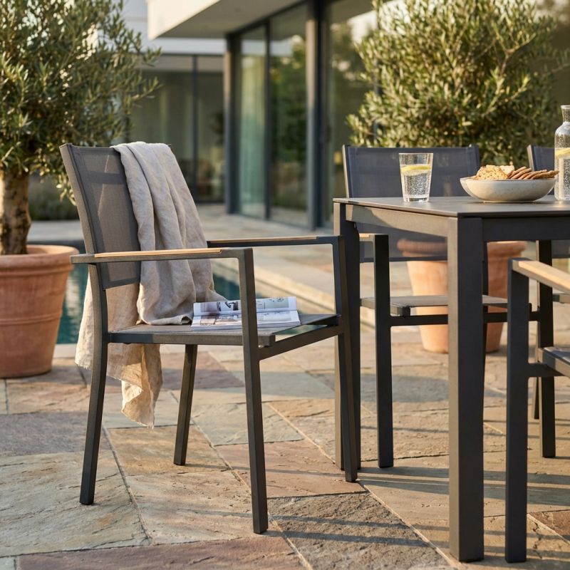 IMPACTO - poltrona impilabile in alluminio bianco o antracite con braccioli effetto legno