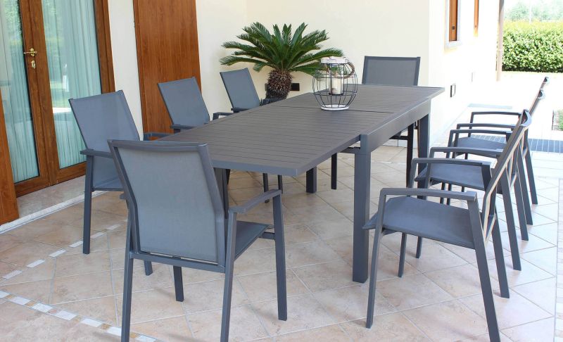 JERRI - set tavolo in alluminio cm 135/270 x 90 x 75 h con 8 poltrone Lotus